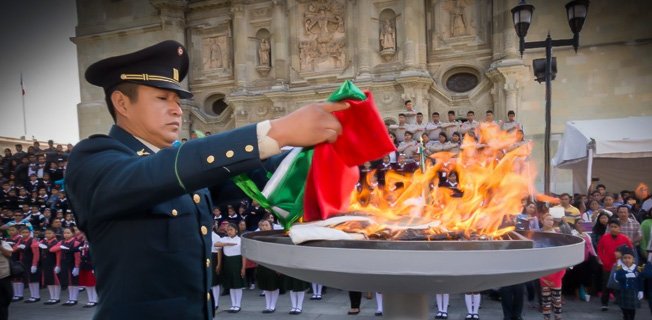 Militar quemando la bandera de México como protocolo oficial