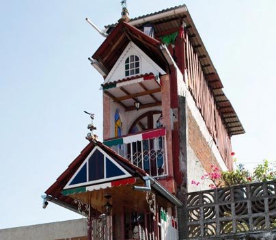 Fachada de la casa más angosta del mundo ubicada en México