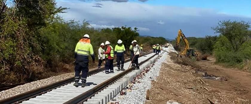 Trabajadores en la construcción de las vías del Corredor Interoceánico del Itsmo de Tehuantepec 