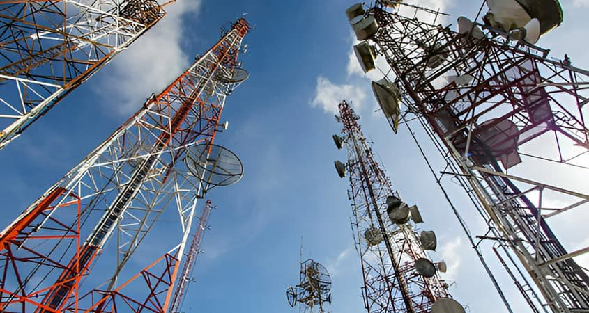 Toma en contrapicada de torres de telecomunicaciones fabricadas con ángulos de acero