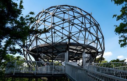 Kiosco moderno en parque construido con una estructura geodésica