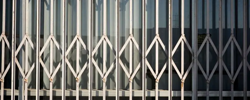 Reja extensible de hierro protegiendo la ventana de una vivienda