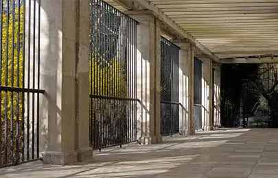 Reja fija protegiendo una casa en una zona residencial