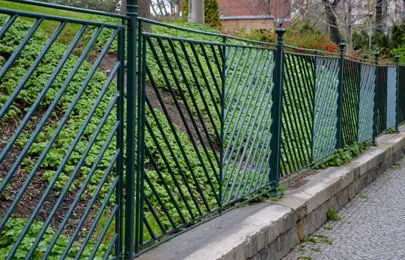 Reja removible de acero en el jardín de un hogar