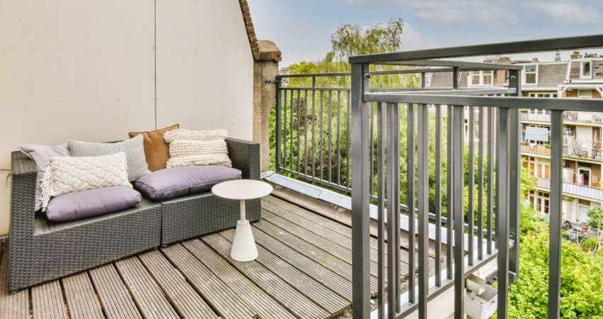 Barandal de una terraza moderna elaborado con perfil PTR - barandales de herrería para balcones modernos