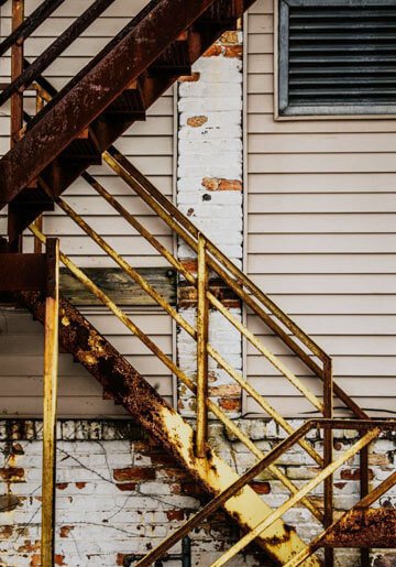 Escalera de edificio abandonado con alto grado de corrosión