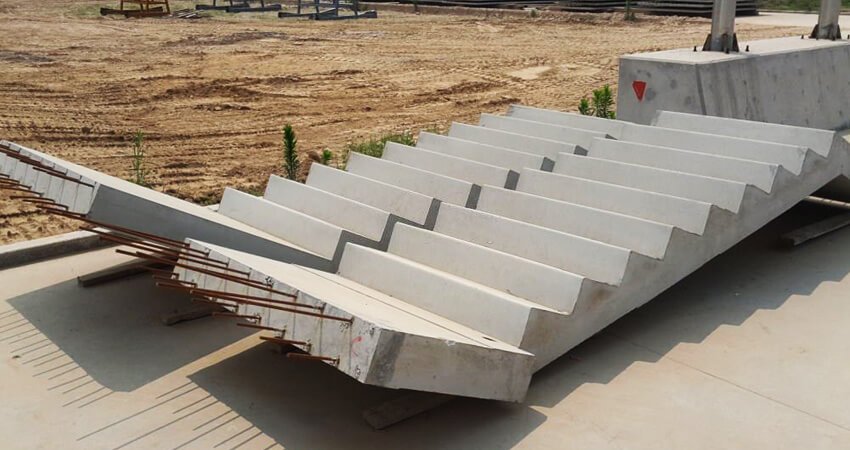 Escalera construida con escalones prefabricados de concreto
