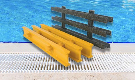 Rejilla de fibra de vidrio pultruida instalada junto a piscina y piezas de rejilla en color amarillo y gris