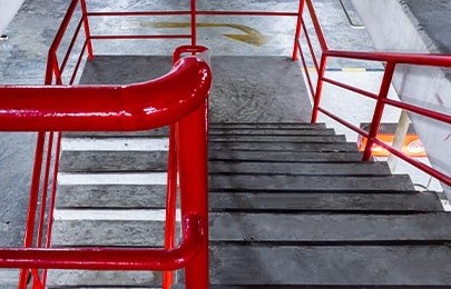 Escalera en u de concreto construida en el patio trasero de una casa