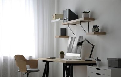 Conjunto de piezas de repisa flotante moderna de madera instaladas con diferentes objetos sobre escritorio