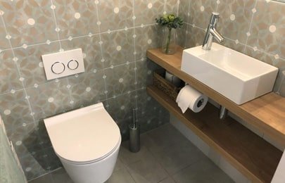 Sistema de repisa flotante moderna hecho de madera para lavabo y otros elementos de baño