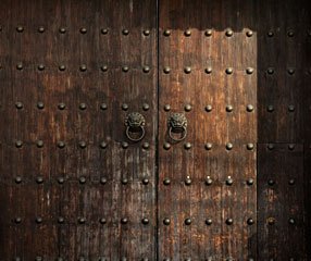 Puerta de doble hoja de madera con hierro forjado