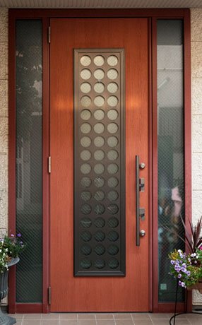 Puerta de herrería de entrada principal hecha con madera, detalles en aluminio y vidrio de seguridad
