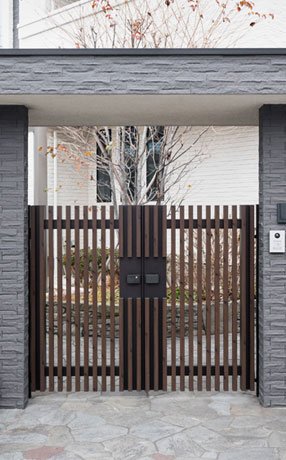 Puerta de herrería de acceso a una propiedad fabricada con perfiles de acero