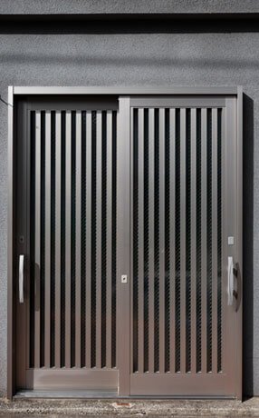 Puerta doble fabricada con perfiles de acero