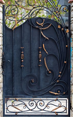 Puerta negra rústica con elementos decorativos