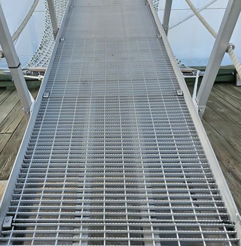 Pasarela marítima con piso de rejilla galvanizada tipo dentada