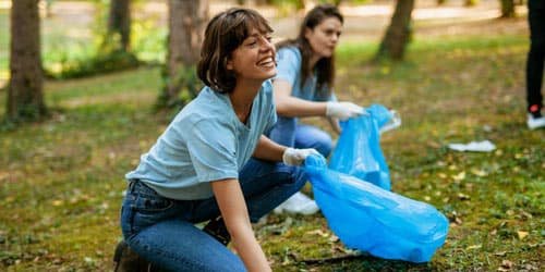 Mujeres recogiendo basura en programa de concientización