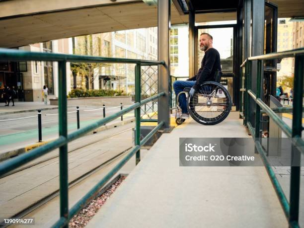 Rampa para personas con discapacidad en parada de autobús