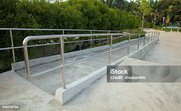 Rampa exterior con doble barandal en cada orilla hecha de concreto