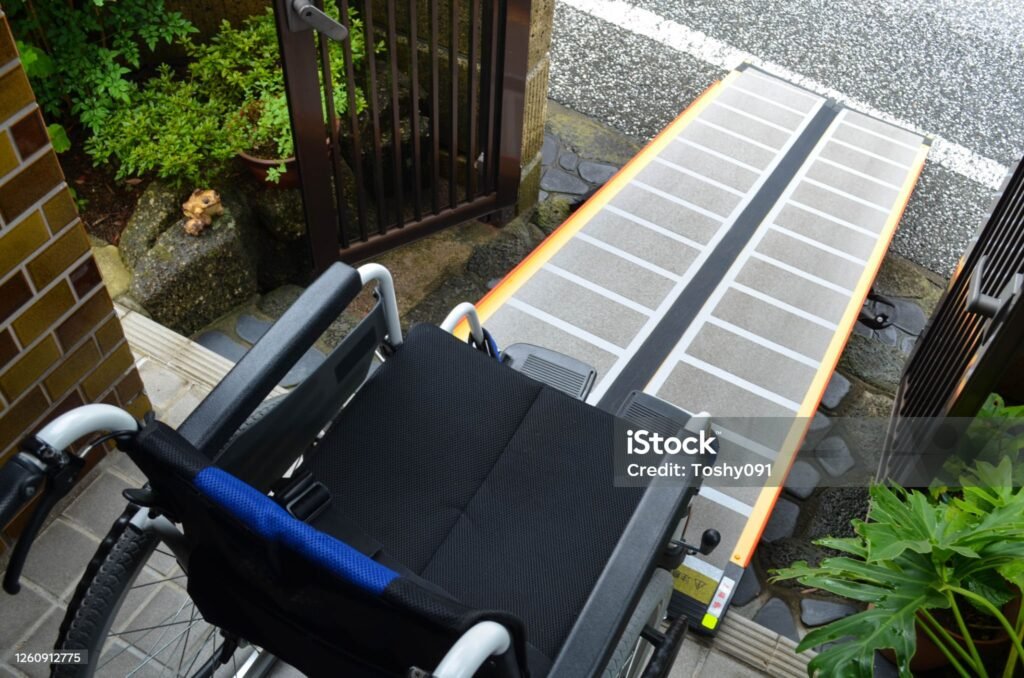 Rampa para discapacitados telescópica puesta sobre una escalera de concreto 