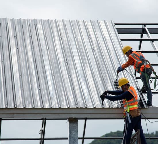Trabajadores instalando techo de lámina galvanizada