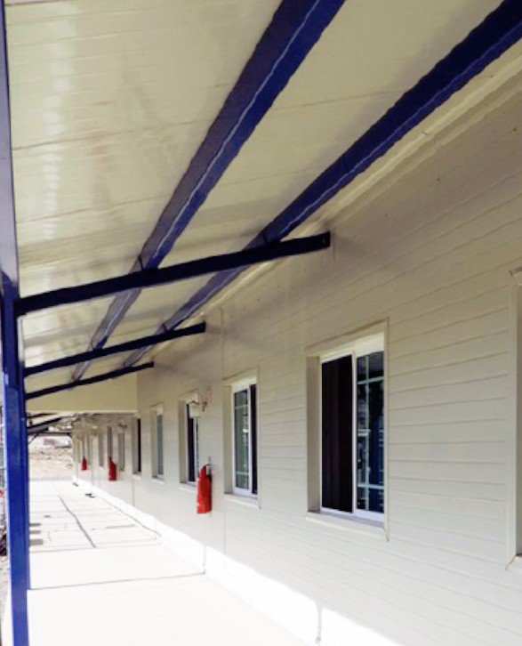 Pasillo con techo de Glamet Metecno