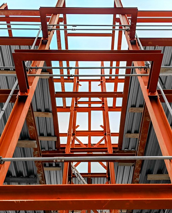 Acercamiento a estructura de viga IPR pintada