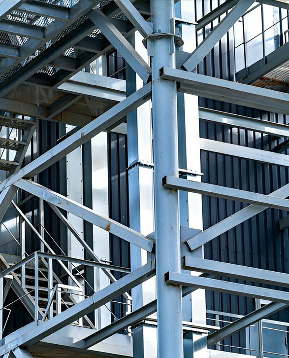 Escalera metálica de emergencia con estructura de perfil HSS