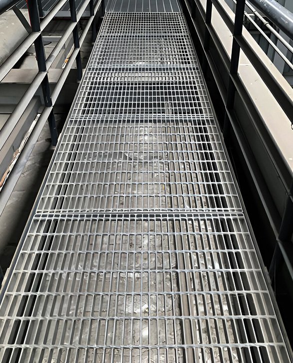 Pasillo industrial con piso de rejilla electroforjada de acero
