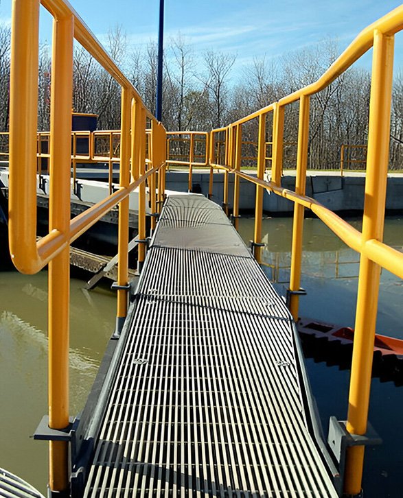 Puente de rejilla de fibra de vidrio en planta de tratamiento de agua