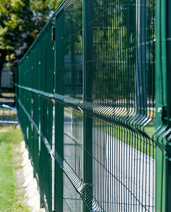 Reja de acero verde en cancha de fútbol
