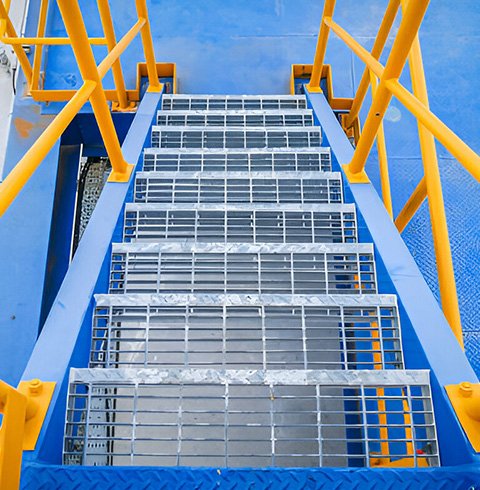 Vista superior a escalera en plataforma marítima