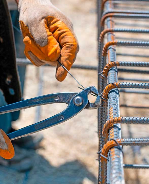Fabricación castillo con alambre recocido y varillas