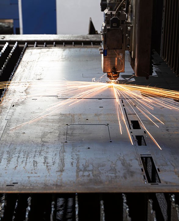 Proceso de corte sobre una placa de acero